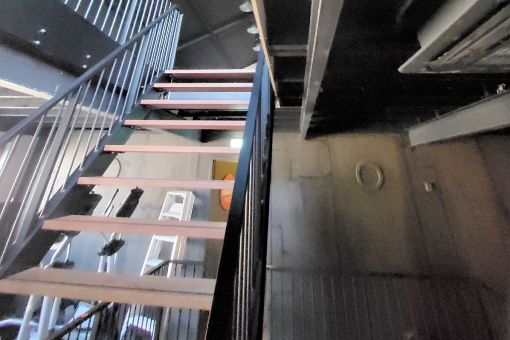 Stalen trap met trapgat balustrade